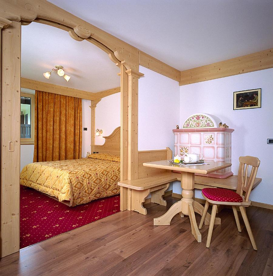 Hotel Crepes De Sela Campitello di Fassa Camera foto