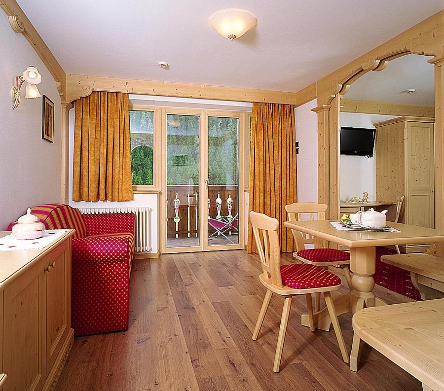 Hotel Crepes De Sela Campitello di Fassa Camera foto