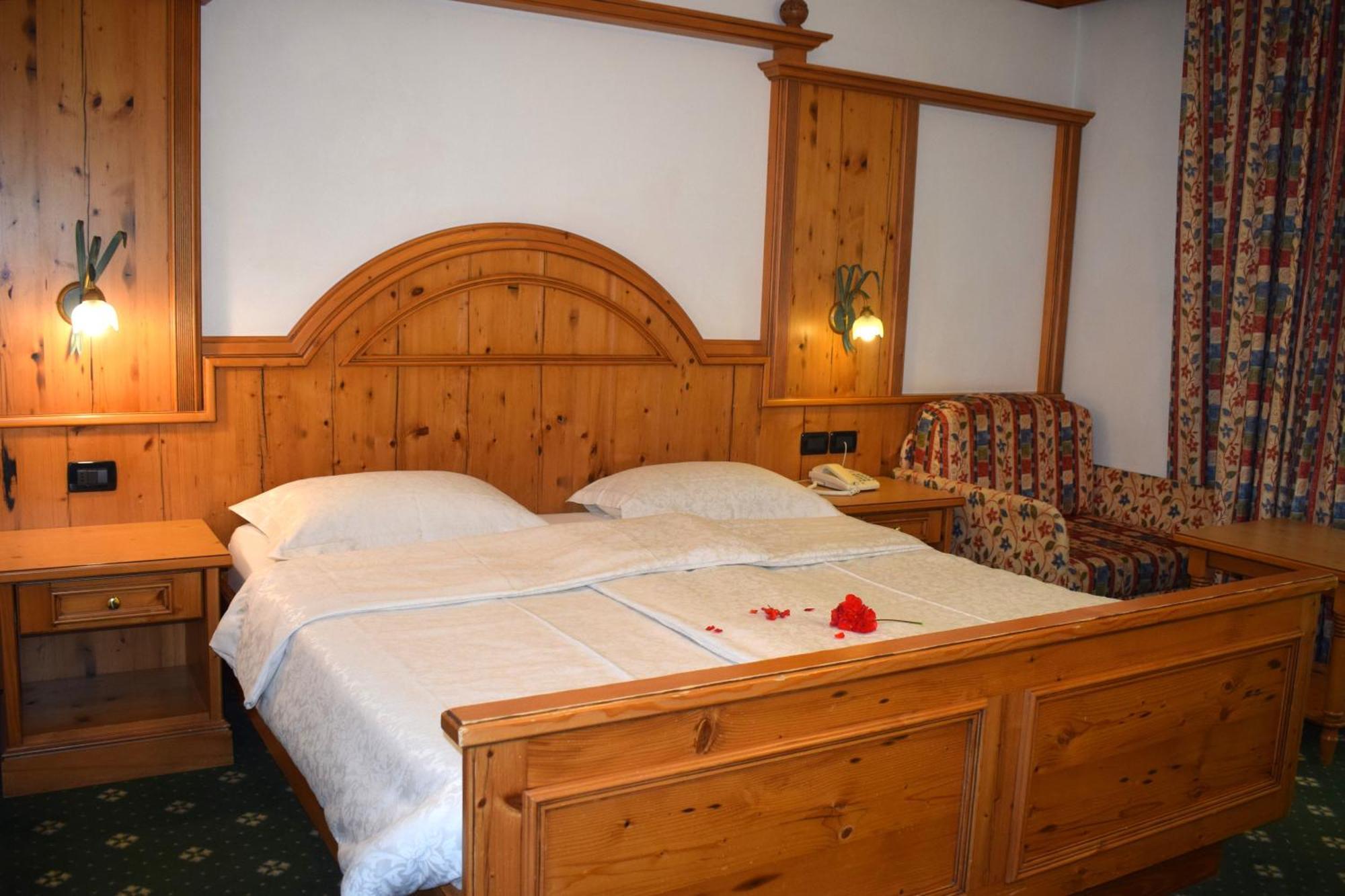 Hotel Crepes De Sela Campitello di Fassa Camera foto